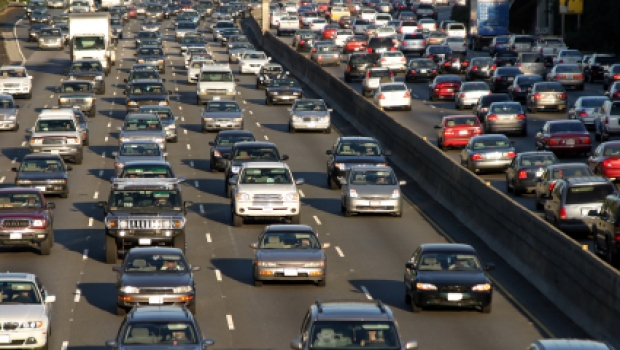 Staumeldungen über das Autoradio abrufen – Wissenswertes über den Verkehrsfunk